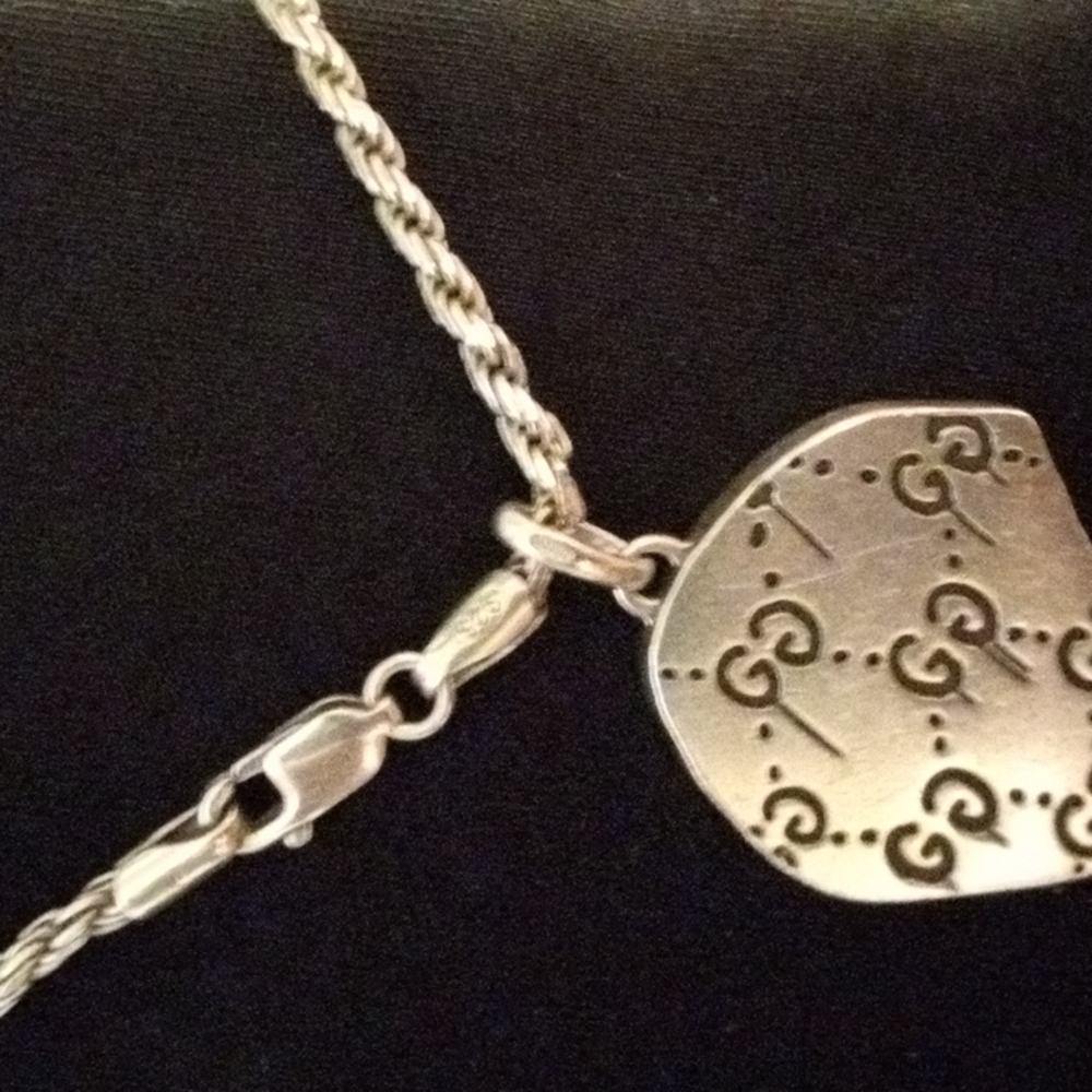 Gucci skull necklace